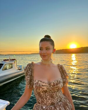 Samira Schoffel Instagram - Yazdan kalma çok güzel bir günden, paylaşmayı unutmuşum. 🙊🧡 Gün batımlarına ve Istanbul’a bayılıyorum. 🫠🌅

Reklam #ad