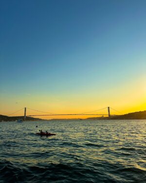 Samira Schoffel Instagram - Yazdan kalma çok güzel bir günden, paylaşmayı unutmuşum. 🙊🧡 Gün batımlarına ve Istanbul’a bayılıyorum. 🫠🌅

Reklam #ad