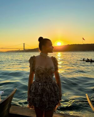 Samira Schoffel Instagram - Yazdan kalma çok güzel bir günden, paylaşmayı unutmuşum. 🙊🧡 Gün batımlarına ve Istanbul’a bayılıyorum. 🫠🌅

Reklam #ad