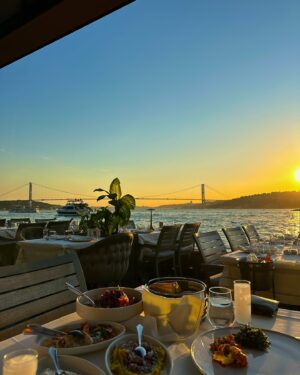 Samira Schoffel Instagram - Yazdan kalma çok güzel bir günden, paylaşmayı unutmuşum. 🙊🧡 Gün batımlarına ve Istanbul’a bayılıyorum. 🫠🌅

Reklam #ad