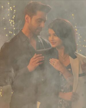 Samridhi Shukla Instagram - Tum chupa na sakogi main wo raaz hunn,
Tum bhula na sakogi wo andaaz hunn… 
goonjta hunn jo dil mein toh hairan ho kyon,main tunhare hee dil kee toh awaaz hunn ❤️ #abhimaan #yehrishtakyakehlatahai
