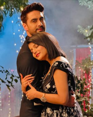 Samridhi Shukla Instagram - Tum chupa na sakogi main wo raaz hunn,
Tum bhula na sakogi wo andaaz hunn… 
goonjta hunn jo dil mein toh hairan ho kyon,main tunhare hee dil kee toh awaaz hunn ❤️ #abhimaan #yehrishtakyakehlatahai