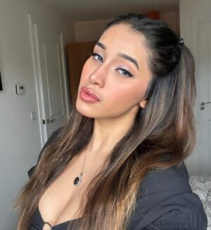Samruddhi Jadhav Instagram - Magnetic 🤍
.
.
.
#selfie #makeupglam