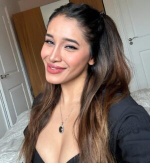Samruddhi Jadhav Instagram - Magnetic 🤍
.
.
.
#selfie #makeupglam