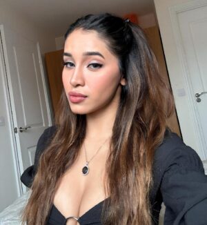 Samruddhi Jadhav Instagram - Magnetic 🤍
.
.
.
#selfie #makeupglam