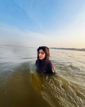 Samyuktha Instagram - Life unfurls its meaning when we glimpse the vastness beyond it. I cherish my culture for its boundless spirit, ever nourishing the stream of consciousness, like a sacred dip in the Ganga at Mahakumbh. 

#mahakumbh #prayagraj #kumbhmela #omnamahshivaya