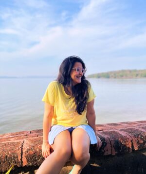 Sanah Kapur Instagram - Weathering the waves together….here comes a vacation photo dump…🏖️🥰

#famjam #goa #vacation #travel #travelling #photodump #family #love #incredibleindia