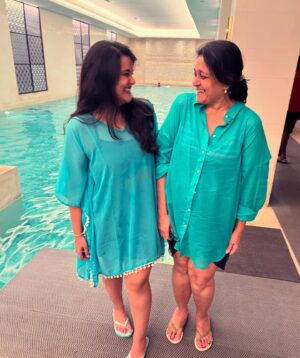 Sanah Kapur Instagram - Weathering the waves together….here comes a vacation photo dump…🏖️🥰

#famjam #goa #vacation #travel #travelling #photodump #family #love #incredibleindia