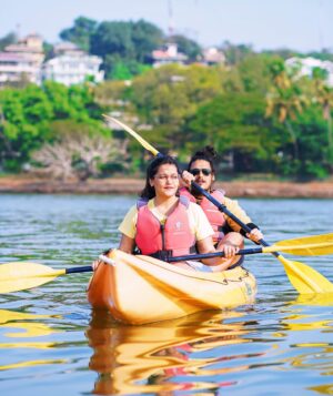 Sanah Kapur Instagram - Weathering the waves together….here comes a vacation photo dump…🏖️🥰

#famjam #goa #vacation #travel #travelling #photodump #family #love #incredibleindia