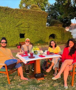 Sanah Kapur Instagram - Weathering the waves together….here comes a vacation photo dump…🏖️🥰

#famjam #goa #vacation #travel #travelling #photodump #family #love #incredibleindia