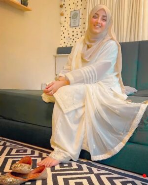 Sanam Chaudhry Instagram - Let’s sacrifice all the negativity inside this Eid .. Eid mubarak💎

Wearing: @shaposh_official 
@pr_by_zainab
