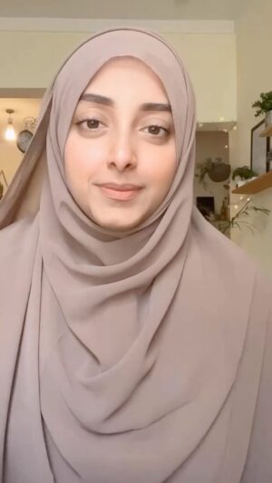 Sanam Chaudhry Instagram - Time to change ourselves ..
Efforts matter .. 
Lets runnn towards rab ki maghfirat ♥️
Ramzan kareem 🌙
Learning from @babar_r.chaudhry_official at @arrahmanarraheemnetwork