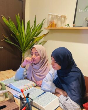 Sanam Chaudhry Instagram - True friendship is taking hidayat (guidance) together  @i_m_anammalik ♥️
Learning Quran everyday from @arrahmanarraheemnetwork 🙌🏽