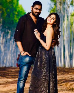 Sanchari Mondal Instagram - অতো planning calculation নাহ করে যে ভাবে আছি আমরা সে ভাবেই থকবো ,,,,,অনেক জায়গা ঘুরতে যাওয়া বাকি একটু একটু করে টাকা জমবে ঘুরতে যাবো,,,,পাহাড় কেমন জানতাম নাহ ,,জঙ্গল কি ?সেটা শুধু পুরনো বাড়ির বা দিকে বাঁশ ঝাড় টাই চিনতাম,,কিন্তু তোমার সাথে পাহাড়ের আলো দেখেছি ,,রাতের জঙ্গলের ঝিজি পোকার ডাক শুনেছি আর কি চাই,,,সব চেয়ে বড় কথা একটা ভালো মানুষ পেয়েছি,,মেয়েদের কাছে মাথার ছাদ তার বাবা হয় কিন্তু আমার জন্য সেটা প্রযোজ্য নয় আমার কাছে সেটা তুমি তাই আমার জন্য তোমাকে ভালো থাকতে হবে,,,,অনেক ভালোবাসা❤️
#সঙ্গীচারী❤️