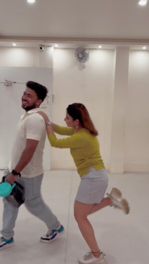 Sandipta Sen Instagram - Had to post this @abir861 😁😂
Your impromptu moves were just too good! 😍 
And yes, this reel is just a love and tribute to our beloved SRK ❤️
.
.
#dance #impormptu #moves #srk #fun #love