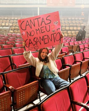 Sandra Silva Instagram - @carolinadeslandes para o casamento ser de sonho faltas tu, ou vocês @diogoclementemusic 🩷 

Dia 1 a tentar que o meu segundo sonho se realize 🥹
Ir a este concerto estava nos meus planos, o João ofereceu-me nos anos, 2 dias depois de estar noiva. Sempre disse que se um dia me casasse, era um sonho e uma honra ter a letrista/compositora/cantora que melhor escreve, fala e canta sobre o melhor da vida, o amor. Não ficava de consciência tranquila se não tentasse, por isso cá estou eu! Os meus pais ensinaram-me que os sonhos existem para lutarmos por eles 🥹 O cartaz foi entregue.. agora vamos na missão 🤘🏽💫

Com alguma vergonha, mas feliz 🫶🏼 AJUDAS-ME NESTA MISSÃO?

#missao #carolinadeslandes #wedding #casamento #casorio #convite #sonho #dream #casamentodesonho #diogoclemente
