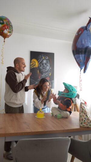 Sandra Silva Instagram - O Vasco fez 3 anos 💛 E ontem o dia começou assim 🥹

O Vasco é um miúdo com uma energia contagiante, que gosta de explorar, de arriscar e de viver. Gosta de praia e de floresta. Gosta de ir ao teatro e a concertos. Adora fruta. Adora andar de avião para a praia 😅 Fala por 7, adora criar as suas histórias e inventar, durante horas. Adora motas, mas gosta mais do seu capacete. Adora legos, puzzles, brincadeiras de construção, de faz de conta, tirar fotografias, maquilhar-se comigo, adora os seus bonecos. É empático (qb para a idade), querido e carinhoso. Gosta de passear e de passar tempo de qualidade connosco, como ontem. Adora a escola. Não gosta de baloiço, nem de lavar o cabelo. Não é parecido comigo, mas tem a minha gargalhada e eu adoro isso nele 🤭 

Adora festejar os anos, cantar os parabéns e vibra tanto ou mais do que eu com o dia dele 💛 
3 anos da nossa família, 3 anos a aprendermos todos os dias com esta pessoa que nos escolheu para o acolher e guiar na sua vida 🥹

Também foram 3 anos de desafios, mas acima de tudo 3 anos de respeito, de colo, de amor, um amor para a vida toda. 

PARABÉNS MEU AMOR! E obrigada por nos deixares viver este caminho e esta vida feliz contigo 💛 Domingo festejamos mais 🥳

@jt_borges já superámos o desafio dos 3 anos, que venha o resto da vida 🫶🏼 Não fazemos tudo certo, mas alguma coisa fizemos bem até agora 💛

Bolo sonic: @docemargarida.oficial
