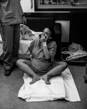 Sandra Silva Instagram - Há 3 anos, precisamente estava a viver a experiência mais avassaladora e transformadora de sempre. (Ele só faz anos amanhã mas eu acampei no hospital ahah). Mal sabia eu que estava prestes a conhecer o amor da minha vida e a conhecer-me a mim também. 
Eu amei o trabalho de parto, senti-me tão empoderada como nunca tinha sentido. Foram mais de 50h (por opção), uma montanha russa de coisas e um desfecho que na altura fui eu que escolhi e foi o melhor para nós, mas que não era o meu plano A, nem B. 

Há uns dias disse ao Vasco “sabes que há 3 anos a mãe tinha uma barriga gigante porque tu estavas lá dentro? Estavas confortável” e ele “sim” e eu “não querias sair?” E ele disse-me isto “Não, quando eu vi a porta, saí.” Nunca a nossa cesariana fez tanto sentido, como nesta frase. Porque ter um filho, não é só sobre nós, é também sobre o que eles precisam e o Vasco precisou de ajuda. Na altura a nossa doula @catarinagaspardoula bem me perguntou o que ele precisava quando eu já estava noutra dimensão, mas eu não conseguia perceber e agora fez tanto sentido.

Ficam aqui alguns registos da @barbara.araujo.photography que já tinha partilhado mas que amo recordar e um print do final que explica muito o medo que eu tinha. Desculpa por te ter assustado amiga @constancasb 😅

A Clisa, que infelizmente deixou de ter maternidade, foi o meu porto seguro. O nosso. Obrigada a cada pessoa que esteve connosco. 

QUERO REPETIR!! Já disse que quero repetir? 

Obrigada à melhor OB deste país, a quem hoje em dia chamo de amiga. És tão necessária @marianatorres_ob 

A ti, @joanaventura2 que não me largaste a noite toda para ver se invertíamos a posição posterior e se a dilatação continuava. Guardo-te com muito carinho.

Obrigada @jt_borges por nunca me teres largado a mão e me teres respeitado em todo o processo 🤍

Esta música foi a banda sonora do momento da cesariana e faz-me voltar a esse momento tão único da minha vida. Quando baixaram o pano e vi o meu filho nascer e vir imediatamente para pele a pele 🥹

[ O relato de parto em vídeo está no YouTube, caso alguém queira ver 🫶🏼 E também em posts por aqui no feed. ]