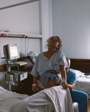 Sandra Silva Instagram - Há 3 anos, precisamente estava a viver a experiência mais avassaladora e transformadora de sempre. (Ele só faz anos amanhã mas eu acampei no hospital ahah). Mal sabia eu que estava prestes a conhecer o amor da minha vida e a conhecer-me a mim também. 
Eu amei o trabalho de parto, senti-me tão empoderada como nunca tinha sentido. Foram mais de 50h (por opção), uma montanha russa de coisas e um desfecho que na altura fui eu que escolhi e foi o melhor para nós, mas que não era o meu plano A, nem B. 

Há uns dias disse ao Vasco “sabes que há 3 anos a mãe tinha uma barriga gigante porque tu estavas lá dentro? Estavas confortável” e ele “sim” e eu “não querias sair?” E ele disse-me isto “Não, quando eu vi a porta, saí.” Nunca a nossa cesariana fez tanto sentido, como nesta frase. Porque ter um filho, não é só sobre nós, é também sobre o que eles precisam e o Vasco precisou de ajuda. Na altura a nossa doula @catarinagaspardoula bem me perguntou o que ele precisava quando eu já estava noutra dimensão, mas eu não conseguia perceber e agora fez tanto sentido.

Ficam aqui alguns registos da @barbara.araujo.photography que já tinha partilhado mas que amo recordar e um print do final que explica muito o medo que eu tinha. Desculpa por te ter assustado amiga @constancasb 😅

A Clisa, que infelizmente deixou de ter maternidade, foi o meu porto seguro. O nosso. Obrigada a cada pessoa que esteve connosco. 

QUERO REPETIR!! Já disse que quero repetir? 

Obrigada à melhor OB deste país, a quem hoje em dia chamo de amiga. És tão necessária @marianatorres_ob 

A ti, @joanaventura2 que não me largaste a noite toda para ver se invertíamos a posição posterior e se a dilatação continuava. Guardo-te com muito carinho.

Obrigada @jt_borges por nunca me teres largado a mão e me teres respeitado em todo o processo 🤍

Esta música foi a banda sonora do momento da cesariana e faz-me voltar a esse momento tão único da minha vida. Quando baixaram o pano e vi o meu filho nascer e vir imediatamente para pele a pele 🥹

[ O relato de parto em vídeo está no YouTube, caso alguém queira ver 🫶🏼 E também em posts por aqui no feed. ]