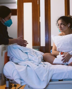Sandra Silva Instagram - Há 3 anos, precisamente estava a viver a experiência mais avassaladora e transformadora de sempre. (Ele só faz anos amanhã mas eu acampei no hospital ahah). Mal sabia eu que estava prestes a conhecer o amor da minha vida e a conhecer-me a mim também. 
Eu amei o trabalho de parto, senti-me tão empoderada como nunca tinha sentido. Foram mais de 50h (por opção), uma montanha russa de coisas e um desfecho que na altura fui eu que escolhi e foi o melhor para nós, mas que não era o meu plano A, nem B. 

Há uns dias disse ao Vasco “sabes que há 3 anos a mãe tinha uma barriga gigante porque tu estavas lá dentro? Estavas confortável” e ele “sim” e eu “não querias sair?” E ele disse-me isto “Não, quando eu vi a porta, saí.” Nunca a nossa cesariana fez tanto sentido, como nesta frase. Porque ter um filho, não é só sobre nós, é também sobre o que eles precisam e o Vasco precisou de ajuda. Na altura a nossa doula @catarinagaspardoula bem me perguntou o que ele precisava quando eu já estava noutra dimensão, mas eu não conseguia perceber e agora fez tanto sentido.

Ficam aqui alguns registos da @barbara.araujo.photography que já tinha partilhado mas que amo recordar e um print do final que explica muito o medo que eu tinha. Desculpa por te ter assustado amiga @constancasb 😅

A Clisa, que infelizmente deixou de ter maternidade, foi o meu porto seguro. O nosso. Obrigada a cada pessoa que esteve connosco. 

QUERO REPETIR!! Já disse que quero repetir? 

Obrigada à melhor OB deste país, a quem hoje em dia chamo de amiga. És tão necessária @marianatorres_ob 

A ti, @joanaventura2 que não me largaste a noite toda para ver se invertíamos a posição posterior e se a dilatação continuava. Guardo-te com muito carinho.

Obrigada @jt_borges por nunca me teres largado a mão e me teres respeitado em todo o processo 🤍

Esta música foi a banda sonora do momento da cesariana e faz-me voltar a esse momento tão único da minha vida. Quando baixaram o pano e vi o meu filho nascer e vir imediatamente para pele a pele 🥹

[ O relato de parto em vídeo está no YouTube, caso alguém queira ver 🫶🏼 E também em posts por aqui no feed. ]
