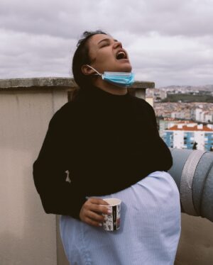 Sandra Silva Instagram - Há 3 anos, precisamente estava a viver a experiência mais avassaladora e transformadora de sempre. (Ele só faz anos amanhã mas eu acampei no hospital ahah). Mal sabia eu que estava prestes a conhecer o amor da minha vida e a conhecer-me a mim também. 
Eu amei o trabalho de parto, senti-me tão empoderada como nunca tinha sentido. Foram mais de 50h (por opção), uma montanha russa de coisas e um desfecho que na altura fui eu que escolhi e foi o melhor para nós, mas que não era o meu plano A, nem B. 

Há uns dias disse ao Vasco “sabes que há 3 anos a mãe tinha uma barriga gigante porque tu estavas lá dentro? Estavas confortável” e ele “sim” e eu “não querias sair?” E ele disse-me isto “Não, quando eu vi a porta, saí.” Nunca a nossa cesariana fez tanto sentido, como nesta frase. Porque ter um filho, não é só sobre nós, é também sobre o que eles precisam e o Vasco precisou de ajuda. Na altura a nossa doula @catarinagaspardoula bem me perguntou o que ele precisava quando eu já estava noutra dimensão, mas eu não conseguia perceber e agora fez tanto sentido.

Ficam aqui alguns registos da @barbara.araujo.photography que já tinha partilhado mas que amo recordar e um print do final que explica muito o medo que eu tinha. Desculpa por te ter assustado amiga @constancasb 😅

A Clisa, que infelizmente deixou de ter maternidade, foi o meu porto seguro. O nosso. Obrigada a cada pessoa que esteve connosco. 

QUERO REPETIR!! Já disse que quero repetir? 

Obrigada à melhor OB deste país, a quem hoje em dia chamo de amiga. És tão necessária @marianatorres_ob 

A ti, @joanaventura2 que não me largaste a noite toda para ver se invertíamos a posição posterior e se a dilatação continuava. Guardo-te com muito carinho.

Obrigada @jt_borges por nunca me teres largado a mão e me teres respeitado em todo o processo 🤍

Esta música foi a banda sonora do momento da cesariana e faz-me voltar a esse momento tão único da minha vida. Quando baixaram o pano e vi o meu filho nascer e vir imediatamente para pele a pele 🥹

[ O relato de parto em vídeo está no YouTube, caso alguém queira ver 🫶🏼 E também em posts por aqui no feed. ]