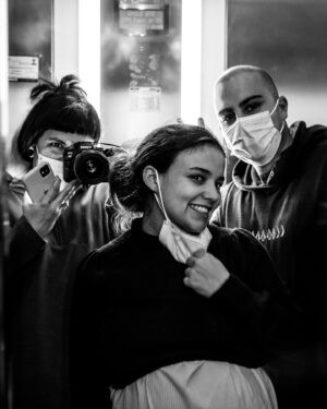 Sandra Silva Instagram - Há 3 anos, precisamente estava a viver a experiência mais avassaladora e transformadora de sempre. (Ele só faz anos amanhã mas eu acampei no hospital ahah). Mal sabia eu que estava prestes a conhecer o amor da minha vida e a conhecer-me a mim também. 
Eu amei o trabalho de parto, senti-me tão empoderada como nunca tinha sentido. Foram mais de 50h (por opção), uma montanha russa de coisas e um desfecho que na altura fui eu que escolhi e foi o melhor para nós, mas que não era o meu plano A, nem B. 

Há uns dias disse ao Vasco “sabes que há 3 anos a mãe tinha uma barriga gigante porque tu estavas lá dentro? Estavas confortável” e ele “sim” e eu “não querias sair?” E ele disse-me isto “Não, quando eu vi a porta, saí.” Nunca a nossa cesariana fez tanto sentido, como nesta frase. Porque ter um filho, não é só sobre nós, é também sobre o que eles precisam e o Vasco precisou de ajuda. Na altura a nossa doula @catarinagaspardoula bem me perguntou o que ele precisava quando eu já estava noutra dimensão, mas eu não conseguia perceber e agora fez tanto sentido.

Ficam aqui alguns registos da @barbara.araujo.photography que já tinha partilhado mas que amo recordar e um print do final que explica muito o medo que eu tinha. Desculpa por te ter assustado amiga @constancasb 😅

A Clisa, que infelizmente deixou de ter maternidade, foi o meu porto seguro. O nosso. Obrigada a cada pessoa que esteve connosco. 

QUERO REPETIR!! Já disse que quero repetir? 

Obrigada à melhor OB deste país, a quem hoje em dia chamo de amiga. És tão necessária @marianatorres_ob 

A ti, @joanaventura2 que não me largaste a noite toda para ver se invertíamos a posição posterior e se a dilatação continuava. Guardo-te com muito carinho.

Obrigada @jt_borges por nunca me teres largado a mão e me teres respeitado em todo o processo 🤍

Esta música foi a banda sonora do momento da cesariana e faz-me voltar a esse momento tão único da minha vida. Quando baixaram o pano e vi o meu filho nascer e vir imediatamente para pele a pele 🥹

[ O relato de parto em vídeo está no YouTube, caso alguém queira ver 🫶🏼 E também em posts por aqui no feed. ]