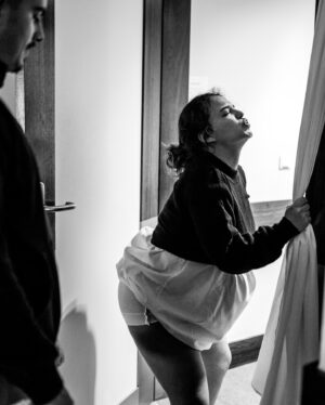 Sandra Silva Instagram - Há 3 anos, precisamente estava a viver a experiência mais avassaladora e transformadora de sempre. (Ele só faz anos amanhã mas eu acampei no hospital ahah). Mal sabia eu que estava prestes a conhecer o amor da minha vida e a conhecer-me a mim também. 
Eu amei o trabalho de parto, senti-me tão empoderada como nunca tinha sentido. Foram mais de 50h (por opção), uma montanha russa de coisas e um desfecho que na altura fui eu que escolhi e foi o melhor para nós, mas que não era o meu plano A, nem B. 

Há uns dias disse ao Vasco “sabes que há 3 anos a mãe tinha uma barriga gigante porque tu estavas lá dentro? Estavas confortável” e ele “sim” e eu “não querias sair?” E ele disse-me isto “Não, quando eu vi a porta, saí.” Nunca a nossa cesariana fez tanto sentido, como nesta frase. Porque ter um filho, não é só sobre nós, é também sobre o que eles precisam e o Vasco precisou de ajuda. Na altura a nossa doula @catarinagaspardoula bem me perguntou o que ele precisava quando eu já estava noutra dimensão, mas eu não conseguia perceber e agora fez tanto sentido.

Ficam aqui alguns registos da @barbara.araujo.photography que já tinha partilhado mas que amo recordar e um print do final que explica muito o medo que eu tinha. Desculpa por te ter assustado amiga @constancasb 😅

A Clisa, que infelizmente deixou de ter maternidade, foi o meu porto seguro. O nosso. Obrigada a cada pessoa que esteve connosco. 

QUERO REPETIR!! Já disse que quero repetir? 

Obrigada à melhor OB deste país, a quem hoje em dia chamo de amiga. És tão necessária @marianatorres_ob 

A ti, @joanaventura2 que não me largaste a noite toda para ver se invertíamos a posição posterior e se a dilatação continuava. Guardo-te com muito carinho.

Obrigada @jt_borges por nunca me teres largado a mão e me teres respeitado em todo o processo 🤍

Esta música foi a banda sonora do momento da cesariana e faz-me voltar a esse momento tão único da minha vida. Quando baixaram o pano e vi o meu filho nascer e vir imediatamente para pele a pele 🥹

[ O relato de parto em vídeo está no YouTube, caso alguém queira ver 🫶🏼 E também em posts por aqui no feed. ]
