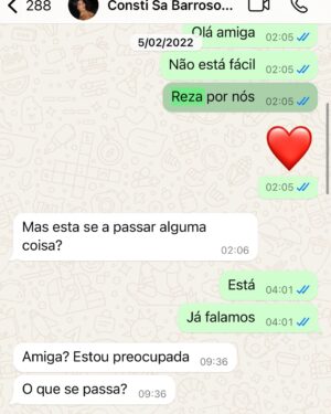 Sandra Silva Instagram - Há 3 anos, precisamente estava a viver a experiência mais avassaladora e transformadora de sempre. (Ele só faz anos amanhã mas eu acampei no hospital ahah). Mal sabia eu que estava prestes a conhecer o amor da minha vida e a conhecer-me a mim também. 
Eu amei o trabalho de parto, senti-me tão empoderada como nunca tinha sentido. Foram mais de 50h (por opção), uma montanha russa de coisas e um desfecho que na altura fui eu que escolhi e foi o melhor para nós, mas que não era o meu plano A, nem B. 

Há uns dias disse ao Vasco “sabes que há 3 anos a mãe tinha uma barriga gigante porque tu estavas lá dentro? Estavas confortável” e ele “sim” e eu “não querias sair?” E ele disse-me isto “Não, quando eu vi a porta, saí.” Nunca a nossa cesariana fez tanto sentido, como nesta frase. Porque ter um filho, não é só sobre nós, é também sobre o que eles precisam e o Vasco precisou de ajuda. Na altura a nossa doula @catarinagaspardoula bem me perguntou o que ele precisava quando eu já estava noutra dimensão, mas eu não conseguia perceber e agora fez tanto sentido.

Ficam aqui alguns registos da @barbara.araujo.photography que já tinha partilhado mas que amo recordar e um print do final que explica muito o medo que eu tinha. Desculpa por te ter assustado amiga @constancasb 😅

A Clisa, que infelizmente deixou de ter maternidade, foi o meu porto seguro. O nosso. Obrigada a cada pessoa que esteve connosco. 

QUERO REPETIR!! Já disse que quero repetir? 

Obrigada à melhor OB deste país, a quem hoje em dia chamo de amiga. És tão necessária @marianatorres_ob 

A ti, @joanaventura2 que não me largaste a noite toda para ver se invertíamos a posição posterior e se a dilatação continuava. Guardo-te com muito carinho.

Obrigada @jt_borges por nunca me teres largado a mão e me teres respeitado em todo o processo 🤍

Esta música foi a banda sonora do momento da cesariana e faz-me voltar a esse momento tão único da minha vida. Quando baixaram o pano e vi o meu filho nascer e vir imediatamente para pele a pele 🥹

[ O relato de parto em vídeo está no YouTube, caso alguém queira ver 🫶🏼 E também em posts por aqui no feed. ]