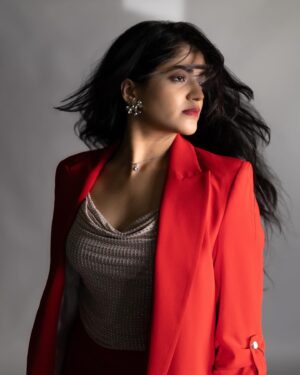 Sangeerthana Vipin Instagram - Just… like a B O S S 😎

Shot by @sandeepthattai 
Styled by @bharathgandhiofficial 
Styling team @saisudhanag 
Mua @sindhurika_makeupartistry 
Jewellery @the_jewel_gallery