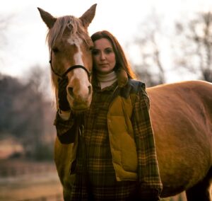 Sanna Lundell Instagram - Kan vi suga lite på karamellen att jag o Ninna nu är exakt lika gamla❤️. 16 hästår motsvarar 46,5 männiksoår. Och jag känner verkligen att hon är en vuxen varelse nu. Med erfarenhet och visdom. Med flödande empati och kraft att säga ifrån och visa vägen för de förvirrade. Jag tänker ofta på att vi gärna vill babyfiera våra djur, hålla dem i barndomens beroendebojor. Gosa och vårda och mysa och kontrollera…Kanske av rädsla för vad deras vuxna jag skulle säga om de gavs möjligheten att få vara just vuxna. Men jag kan meddela att vuxna samtal med den här 40 aren är otroliga. Hon är så intelligent, full av kunskap, rolig och snabb, hon berikar verkligen hela sin flock inklusive mig med sitt lugn och sin obotliga snällhet. Väldigt Jesuslik - också till utseendet ju! 😊Tacksamheten över att den här själen kom in i mitt liv för snart 16 år sen, att jag fick möta hennes barnjag, inre tonåring, unga vuxenjaget o nu full grown! Vilken skatt❤️