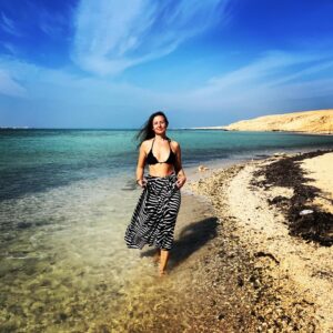 Sanna Lundell Instagram - Ett sista vykort från Egypten. Vi drog till sjöss. ”No wind madame” blev jag lovad. Sen blev det mini-Triangle of sadness på båten. Men jag klarade mig med metoden låtsas-vara-ett-foster-i-rörlig-mamma. De som vågade dra på cyklopen o hoppa i vågorna fick se ett otroligt liv under ytan. Så fortsatt förundrad över allt vackert på den här planeten o alla snälla människor här. ❤️Tacksam❤️