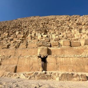 Sanna Lundell Instagram - Salig. Hög på förundran. Man kommer liksom inte närmre. Så tacksam över den här dagen i det här livet. 2600 f kr. Fortfarande har ingen listat ut hur egyptierna lyckades transportera 2,3 miljoner stenblock som vardera väger ca 2,5 ton och med geometrisk millimeterprecision bygga Cheops pyramid. Är det inte svindlande? Kan liksom inte ta in den här dagen…😍❤️Och till er alla som hatar över att jag ens gör denna resa pga den dåliga djurhållningen runt pyramiderna: ni verkar inte ha varit här på ett tag va? Alla djur som vi såg var hyfsat väl omhändertagna, hundar märkta, katter matades av vakter och anställda. Att hästar och kameler används för turister att rida på eller åka vagn efter behöver man ju inte supporta om man nu tror att de lever fruktansvärda liv pga av detta? Alla som turistar kan påverka genom att ställa frågor, söka dialog, efterfråga eller tacka nej osv. Men please be kind, sluta bete er islamofobiskt i mitt kommentarsfält o i DM. All annan djurhållning än den ”svenska” behöver inte per automatik vara dålig. ❤️