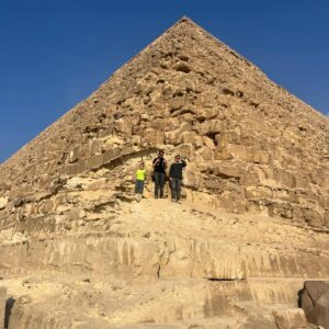 Sanna Lundell Instagram - Salig. Hög på förundran. Man kommer liksom inte närmre. Så tacksam över den här dagen i det här livet. 2600 f kr. Fortfarande har ingen listat ut hur egyptierna lyckades transportera 2,3 miljoner stenblock som vardera väger ca 2,5 ton och med geometrisk millimeterprecision bygga Cheops pyramid. Är det inte svindlande? Kan liksom inte ta in den här dagen…😍❤️Och till er alla som hatar över att jag ens gör denna resa pga den dåliga djurhållningen runt pyramiderna: ni verkar inte ha varit här på ett tag va? Alla djur som vi såg var hyfsat väl omhändertagna, hundar märkta, katter matades av vakter och anställda. Att hästar och kameler används för turister att rida på eller åka vagn efter behöver man ju inte supporta om man nu tror att de lever fruktansvärda liv pga av detta? Alla som turistar kan påverka genom att ställa frågor, söka dialog, efterfråga eller tacka nej osv. Men please be kind, sluta bete er islamofobiskt i mitt kommentarsfält o i DM. All annan djurhållning än den ”svenska” behöver inte per automatik vara dålig. ❤️