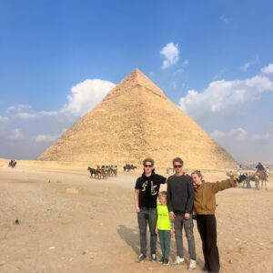 Sanna Lundell Instagram - Salig. Hög på förundran. Man kommer liksom inte närmre. Så tacksam över den här dagen i det här livet. 2600 f kr. Fortfarande har ingen listat ut hur egyptierna lyckades transportera 2,3 miljoner stenblock som vardera väger ca 2,5 ton och med geometrisk millimeterprecision bygga Cheops pyramid. Är det inte svindlande? Kan liksom inte ta in den här dagen…😍❤️Och till er alla som hatar över att jag ens gör denna resa pga den dåliga djurhållningen runt pyramiderna: ni verkar inte ha varit här på ett tag va? Alla djur som vi såg var hyfsat väl omhändertagna, hundar märkta, katter matades av vakter och anställda. Att hästar och kameler används för turister att rida på eller åka vagn efter behöver man ju inte supporta om man nu tror att de lever fruktansvärda liv pga av detta? Alla som turistar kan påverka genom att ställa frågor, söka dialog, efterfråga eller tacka nej osv. Men please be kind, sluta bete er islamofobiskt i mitt kommentarsfält o i DM. All annan djurhållning än den ”svenska” behöver inte per automatik vara dålig. ❤️