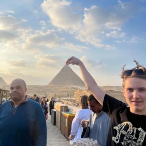 Sanna Lundell Instagram - Salig. Hög på förundran. Man kommer liksom inte närmre. Så tacksam över den här dagen i det här livet. 2600 f kr. Fortfarande har ingen listat ut hur egyptierna lyckades transportera 2,3 miljoner stenblock som vardera väger ca 2,5 ton och med geometrisk millimeterprecision bygga Cheops pyramid. Är det inte svindlande? Kan liksom inte ta in den här dagen…😍❤️Och till er alla som hatar över att jag ens gör denna resa pga den dåliga djurhållningen runt pyramiderna: ni verkar inte ha varit här på ett tag va? Alla djur som vi såg var hyfsat väl omhändertagna, hundar märkta, katter matades av vakter och anställda. Att hästar och kameler används för turister att rida på eller åka vagn efter behöver man ju inte supporta om man nu tror att de lever fruktansvärda liv pga av detta? Alla som turistar kan påverka genom att ställa frågor, söka dialog, efterfråga eller tacka nej osv. Men please be kind, sluta bete er islamofobiskt i mitt kommentarsfält o i DM. All annan djurhållning än den ”svenska” behöver inte per automatik vara dålig. ❤️