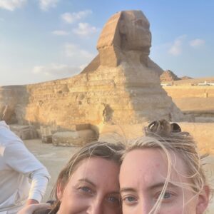 Sanna Lundell Instagram - Salig. Hög på förundran. Man kommer liksom inte närmre. Så tacksam över den här dagen i det här livet. 2600 f kr. Fortfarande har ingen listat ut hur egyptierna lyckades transportera 2,3 miljoner stenblock som vardera väger ca 2,5 ton och med geometrisk millimeterprecision bygga Cheops pyramid. Är det inte svindlande? Kan liksom inte ta in den här dagen…😍❤️Och till er alla som hatar över att jag ens gör denna resa pga den dåliga djurhållningen runt pyramiderna: ni verkar inte ha varit här på ett tag va? Alla djur som vi såg var hyfsat väl omhändertagna, hundar märkta, katter matades av vakter och anställda. Att hästar och kameler används för turister att rida på eller åka vagn efter behöver man ju inte supporta om man nu tror att de lever fruktansvärda liv pga av detta? Alla som turistar kan påverka genom att ställa frågor, söka dialog, efterfråga eller tacka nej osv. Men please be kind, sluta bete er islamofobiskt i mitt kommentarsfält o i DM. All annan djurhållning än den ”svenska” behöver inte per automatik vara dålig. ❤️