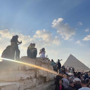 Sanna Lundell Instagram - Salig. Hög på förundran. Man kommer liksom inte närmre. Så tacksam över den här dagen i det här livet. 2600 f kr. Fortfarande har ingen listat ut hur egyptierna lyckades transportera 2,3 miljoner stenblock som vardera väger ca 2,5 ton och med geometrisk millimeterprecision bygga Cheops pyramid. Är det inte svindlande? Kan liksom inte ta in den här dagen…😍❤️Och till er alla som hatar över att jag ens gör denna resa pga den dåliga djurhållningen runt pyramiderna: ni verkar inte ha varit här på ett tag va? Alla djur som vi såg var hyfsat väl omhändertagna, hundar märkta, katter matades av vakter och anställda. Att hästar och kameler används för turister att rida på eller åka vagn efter behöver man ju inte supporta om man nu tror att de lever fruktansvärda liv pga av detta? Alla som turistar kan påverka genom att ställa frågor, söka dialog, efterfråga eller tacka nej osv. Men please be kind, sluta bete er islamofobiskt i mitt kommentarsfält o i DM. All annan djurhållning än den ”svenska” behöver inte per automatik vara dålig. ❤️