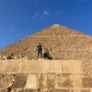 Sanna Lundell Instagram - Salig. Hög på förundran. Man kommer liksom inte närmre. Så tacksam över den här dagen i det här livet. 2600 f kr. Fortfarande har ingen listat ut hur egyptierna lyckades transportera 2,3 miljoner stenblock som vardera väger ca 2,5 ton och med geometrisk millimeterprecision bygga Cheops pyramid. Är det inte svindlande? Kan liksom inte ta in den här dagen…😍❤️Och till er alla som hatar över att jag ens gör denna resa pga den dåliga djurhållningen runt pyramiderna: ni verkar inte ha varit här på ett tag va? Alla djur som vi såg var hyfsat väl omhändertagna, hundar märkta, katter matades av vakter och anställda. Att hästar och kameler används för turister att rida på eller åka vagn efter behöver man ju inte supporta om man nu tror att de lever fruktansvärda liv pga av detta? Alla som turistar kan påverka genom att ställa frågor, söka dialog, efterfråga eller tacka nej osv. Men please be kind, sluta bete er islamofobiskt i mitt kommentarsfält o i DM. All annan djurhållning än den ”svenska” behöver inte per automatik vara dålig. ❤️