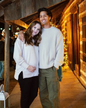Sara Dietschy Instagram - First 2 pics - same spot, same time of year, 1 year a part. Christmas 2023 — I had NO IDEA what was coming. Life has been an absolute roller coaster but so grateful for my people ❤️ Baby peach has been a shining light in, honestly, the worst year of my life. I’m not one for New Year’s resolutions or anything like that but GOODBYE 2024, HELLO 2025. Let’s try to minimize the hospital stays and visits this year :)