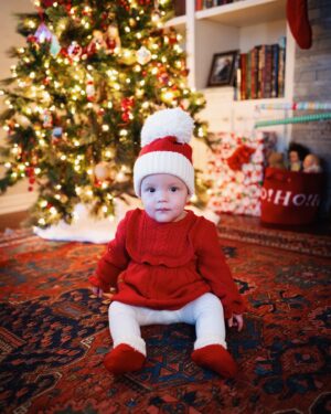 Sara Dietschy Instagram - First 2 pics - same spot, same time of year, 1 year a part. Christmas 2023 — I had NO IDEA what was coming. Life has been an absolute roller coaster but so grateful for my people ❤️ Baby peach has been a shining light in, honestly, the worst year of my life. I’m not one for New Year’s resolutions or anything like that but GOODBYE 2024, HELLO 2025. Let’s try to minimize the hospital stays and visits this year :)