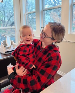 Sara Dietschy Instagram - First 2 pics - same spot, same time of year, 1 year a part. Christmas 2023 — I had NO IDEA what was coming. Life has been an absolute roller coaster but so grateful for my people ❤️ Baby peach has been a shining light in, honestly, the worst year of my life. I’m not one for New Year’s resolutions or anything like that but GOODBYE 2024, HELLO 2025. Let’s try to minimize the hospital stays and visits this year :)