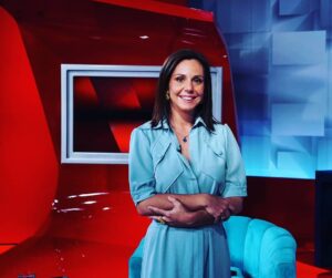 Sara Norte Instagram - Acho que foi em 2018/2019 que fui  comentar a “vida dos famosos “ no @passadeiravermelha como convidada.
Quem diria que passados alguns anos faria parte do painel ?Ninguém!Nem mesmo eu.(e estou a ser o mais sincera possível 💃).
Sei que por vezes há algum preconceito com este tipo de programa ,mas eu sinto muito orgulho em ser comentadora.
Sou atriz,mas em todos os trabalhos que tive noutras áreas ,arranjei sempre forma de ser feliz também(ainda hoje falei disso entre Amigos).
É bom recordar.
❤️