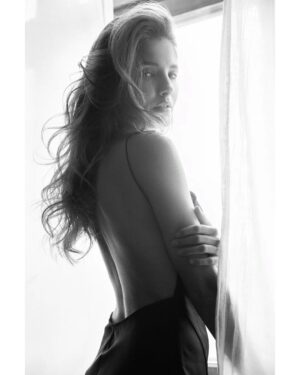 Sara Sandeva Instagram - Sara ◼️◽▪️

#portrait #portraitphotography #actress #girl #blackandwhite #blackandwhitephotography #photography #natural #naturallight #sunshine #sunset #blackdress #dress  #canonphotography #canonczsk #camrosza