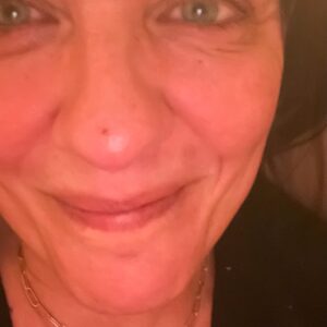 Sarah Kuttner Instagram - Happy this day of the year to me. Es ist ein schwieriger Geburtstag: morgen bestatte ich meine Mutter und irgendwie ist heute ja auch ihr Tag (gewesen) und naja. Liegt alles komisch nah beieinander, übereinander und ineinander. 
Bitte kein Beileid, aber auf krachbunte Emojis hätte ich Bock! Shoot!