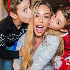 Sarah Machet Instagram - On a voulu faire de belles photos dans l'esprit de noël.... mais avec nous, vous savez que c'est impossible 😅

On se prépare gentiement aux fêtes de fin d'année.

Et vous, oú en êtes-vous? Tout est prêt?

#momandsons #christmas #navidad #love #happy #family