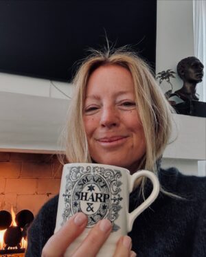 Sarah McLachlan Instagram - After a long ski and time with loved ones and dogs, I’m happy, tired, and ever grateful for another day on this crazy beautiful planet- what a gift this life is! XoS

#happybirthdaytome #thisis57