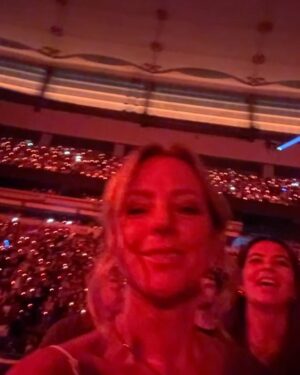 Sarah McLachlan Instagram - At least I can still lip synch 😂 Such a fantastic evening, thank you @taylorswift ! XoS

#erastour #taylorswift