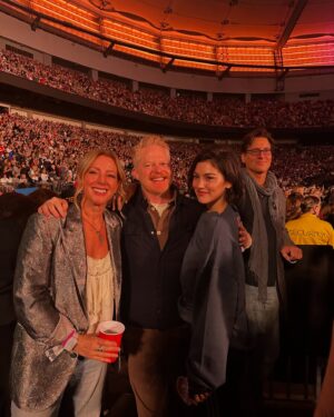 Sarah McLachlan Instagram - At least I can still lip synch 😂 Such a fantastic evening, thank you @taylorswift ! XoS

#erastour #taylorswift