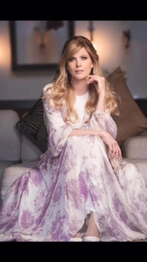 Sarah Mintz Instagram - ¡Hola a todos!

Les presentamos a nuestra querida @sarahmintzoficial, anteriormente conocida como Maritza Rodríguez, una reconocida actriz internacional con más de 25 años en la industria de la televisión. En un momento de su vida, Sarah sintió que debía revelar algo más profundo que su alma le pedía y en esa búsqueda espiritual Hashem la llevó a Jerusalem, a Shavei Israel. Allí descubrió su verdadero propósito de vida: convertirse al judaísmo y dedicarse a ayudar a otros en su camino espiritual.

En 2021, Sarah hizo Aliá y ahora vive en Jerusalén. Hoy, como coach de vida espiritual, viaja por el mundo compartiendo el mensaje de la Torá y el crecimiento personal. Imparte clases y conferencias en diversos lugares, dentro y fuera de Israel. Además, ha regresado a Majón Miriam, donde ahora forma parte de nuestro equipo.

Así como Sarah, te invitamos a unirte a este increíble camino con nosotros. ¡Juntos podemos hacer posible este viaje para más personas!

#ShaveiIsrael #Torá #VidaJudía #Aliá #Jerusalén #Espiritualidad #MujeresVirtuosas