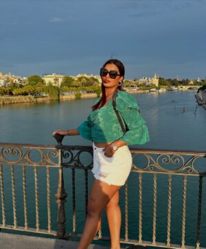 Sarah Sarosh Instagram - Woke up wishing I’d woken up anywhere else in the world 🌍  #TravelWSarThrowbacks 
If you had this wish, where would you like to be teleported to?😍
For me, it’ll always be Paris✨🤍